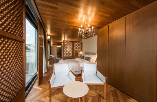 Gahoe-dong Hotel | Bonum 1957 Hanok and Boutique