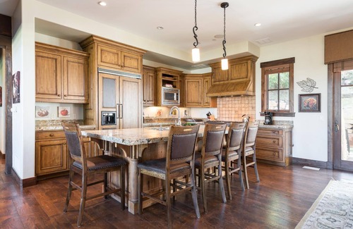 North Park City Cottage | Book a Winter Stay Today! Beautiful Ski Chalet, Silver Star #04, with private hot tub