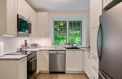 Ephraim House | Book August 11 today! Large Private Yard | Walk to Sunsets & Fish Boils