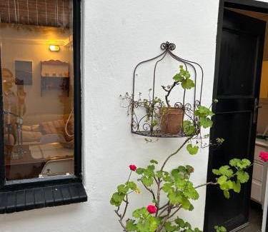 Greater Johannesburg Metropolitan Area Apartment | Book Cottage