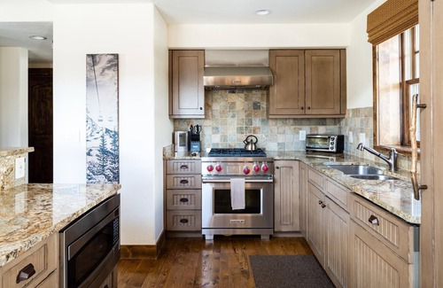 Powder Ridge House | Book for Festive Getaways! Spacious Cabin with Mountain Views and Private Hot Tub!