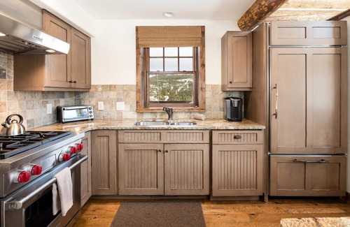 Powder Ridge House | Book for Festive Getaways! Spacious Cabin with Mountain Views and Private Hot Tub!