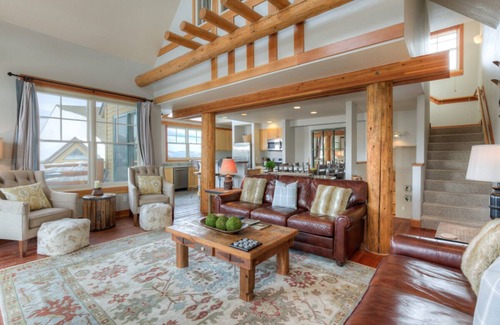 Saddle Ridge House | Book for Holiday Stays! Slopeside Townhome with Mountain Views, WIFI and Private Hot Tub!