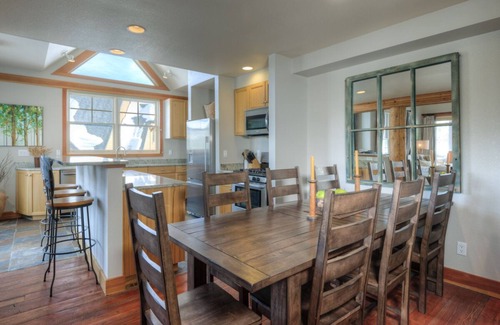 Saddle Ridge House | Book for Holiday Stays! Slopeside Townhome with Mountain Views, WIFI and Private Hot Tub!