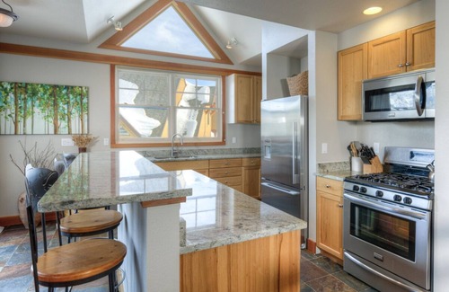 Saddle Ridge House | Book for Holiday Stays! Slopeside Townhome with Mountain Views, WIFI and Private Hot Tub!