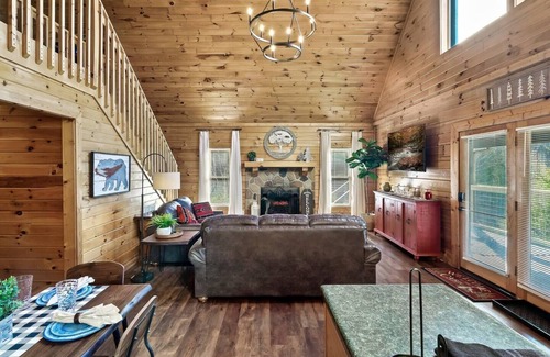 Sevierville Cabin | Book holidays now!|Hot Tub|GSMNP|Dollywood|Arcade