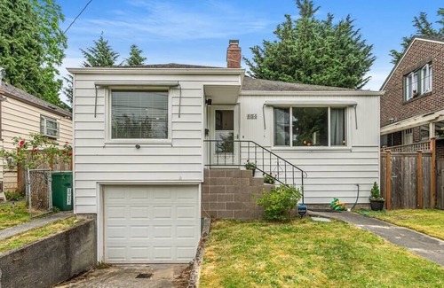 Whittier Heights House | Book May 21-27 for $1455 (send inquiry 4 special) | Trendy Ballard Bungalow | 7 Miles 2 Dwntwn