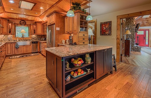 Maggie Valley Cabin | Book Now for 2026~ Luxury Lodge ~ Overlook ~ Creek & Mountain View