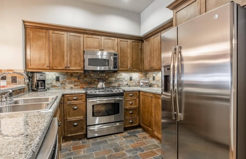 Woodwinds House | Book Now for Fall Getaways! Three-Level Townhome with Golf Course Views! Fireplace!