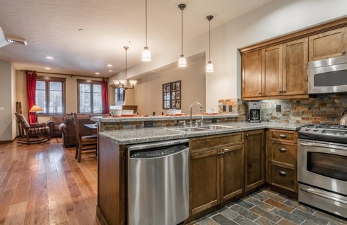 Woodwinds House | Book Now for Fall Getaways! Three-Level Townhome with Golf Course Views! Fireplace!
