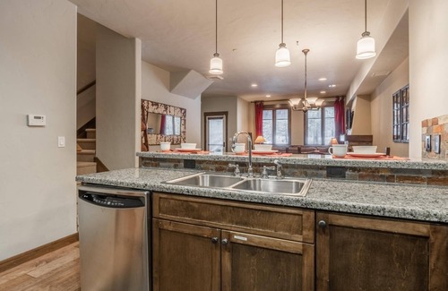 Woodwinds House | Book Now for Fall Getaways! Three-Level Townhome with Golf Course Views! Fireplace!