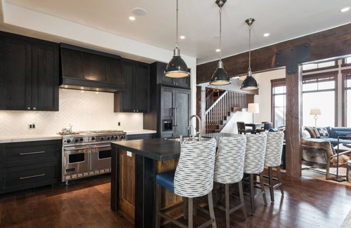 North Park City Cottage | Book Now for Winter! Chic cottage, Silver Star #40, with funicular to slopes and private hot tub