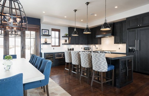 North Park City Cottage | Book Now for Winter! Chic cottage, Silver Star #40, with funicular to slopes and private hot tub