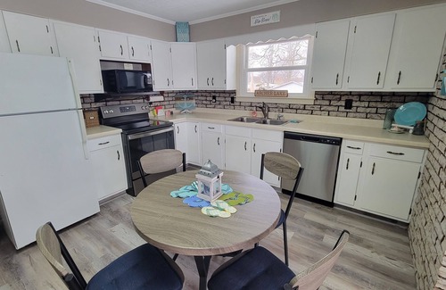 Coldwater House | Book your Fall Lake Front Vacation Now! -Pontoon for rent-