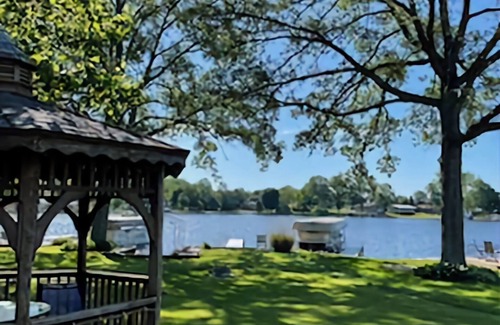 Coldwater House | Book your Fall Lake Front Vacation Now! -Pontoon for rent-