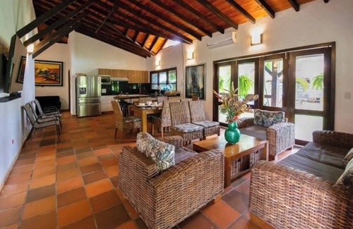 Giron Hotel | Book your waterfront break at Topowa Club House