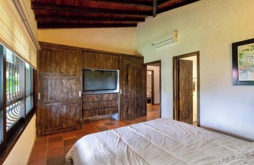 Giron Hotel | Book your waterfront break at Topowa Club House