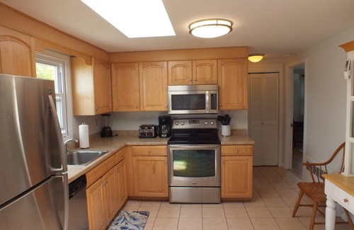 Eastward Look House | Booking 2026 Spacious 5-bdrm house Private Backyard, Free Beach Parking