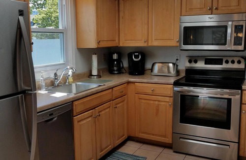 Eastward Look House | Booking 2026 Spacious 5-bdrm house Private Backyard, Free Beach Parking
