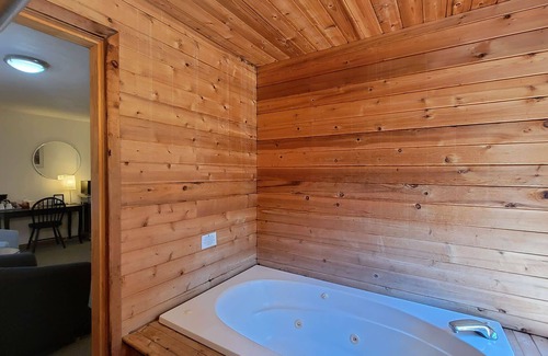 Ashland Cabin | BookStayHop - #1 Lodge Room 4 ~ Green Springs Inn ~ Jacuzzi Bathtub~ Dog Friendl