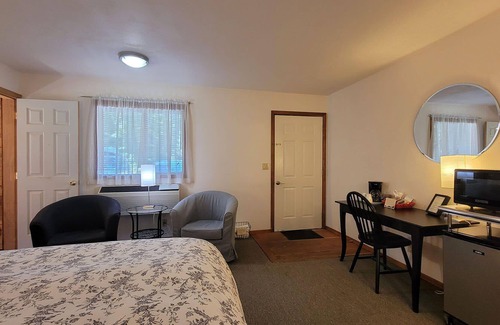 Ashland Cabin | BookStayHop - #1 Lodge Room 4 ~ Green Springs Inn ~ Jacuzzi Bathtub~ Dog Friendl