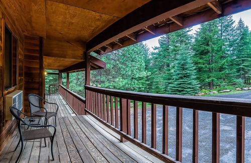 Ashland Cabin | BookStayHop - #1 Lodge Room 4 ~ Green Springs Inn ~ Jacuzzi Bathtub~ Dog Friendl