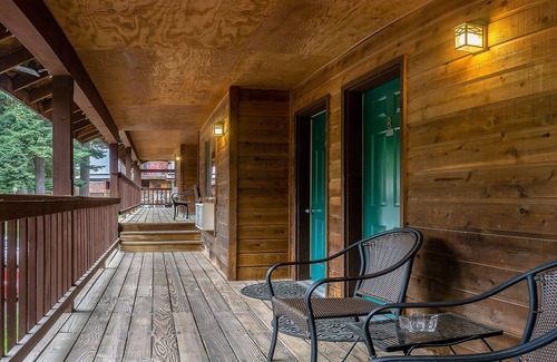 Ashland Cabin | BookStayHop - #1 Lodge Room 8 ~ Green Springs Inn ~ Jacuzzi Bathtub