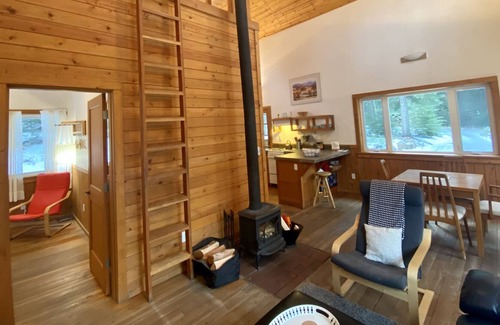 Ashland Cabin | BookStayHop - #1A Chinquapin Mountain ~ Green Springs Cabins ~ Jacuzzi Tub~ Kitc