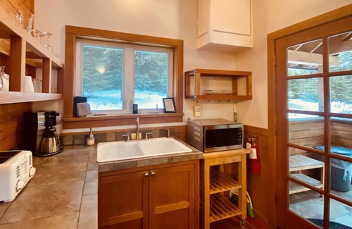 Ashland Cabin | BookStayHop - #1A Chinquapin Mountain ~ Green Springs Cabins ~ Jacuzzi Tub~ Kitc