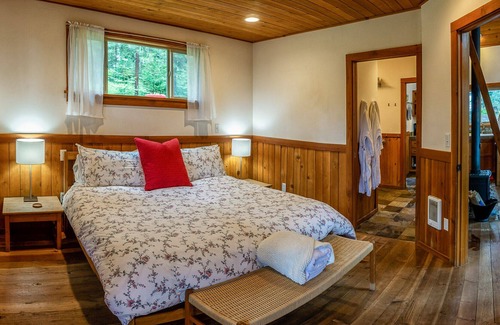 Ashland Cabin | BookStayHop - #1C Pilot Rock ~ Green Springs Cabins ~ Jacuzzi Tub ~ Kitchen ~ Do