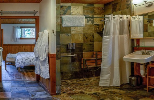 Ashland Cabin | BookStayHop - #1C Pilot Rock ~ Green Springs Cabins ~ Jacuzzi Tub ~ Kitchen ~ Do