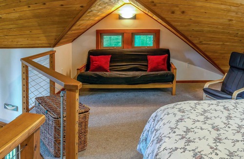 Ashland Cabin | BookStayHop - #1C Pilot Rock ~ Green Springs Cabins ~ Jacuzzi Tub ~ Kitchen ~ Do