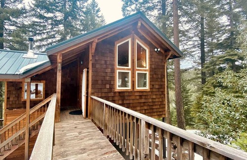 Ashland Cabin | BookStayHop - #1E Boccard Point ~ Green Springs Cabins ~ Jacuzzi Tub~ Kitchen