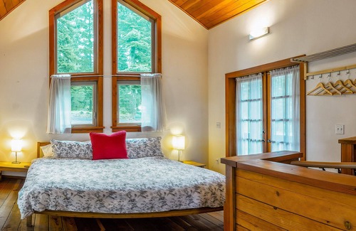 Ashland Cabin | BookStayHop - #1E Boccard Point ~ Green Springs Cabins ~ Jacuzzi Tub~ Kitchen