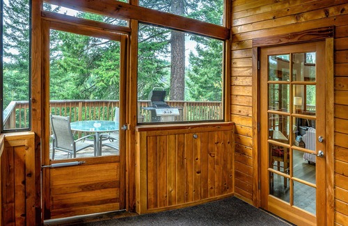 Ashland Cabin | BookStayHop - #2E Agate Flats ~ Green Springs Cabins ~ Jacuzzi Tub~ Kitchen ~ Do