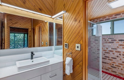 Budgewoi House | Boomerang House- Large home with Pool