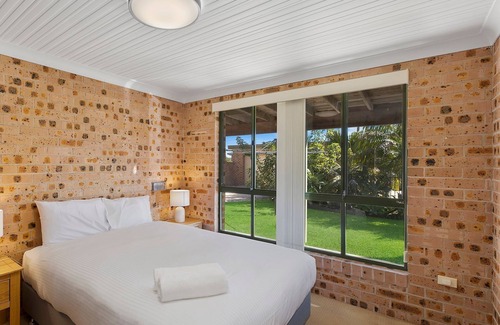 Budgewoi House | Boomerang House- Large home with Pool