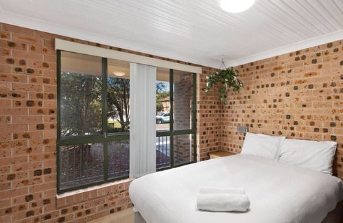 Budgewoi House | Boomerang House- Large home with Pool