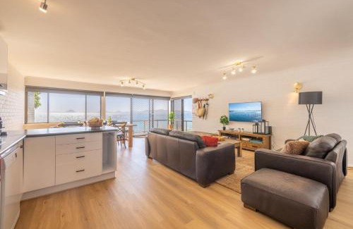 Soldiers Point Apartment | Boondelbah 4, 29 Soldiers Point Rd - waterfront bliss