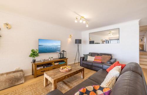 Soldiers Point Apartment | Boondelbah 4, 29 Soldiers Point Rd - waterfront bliss