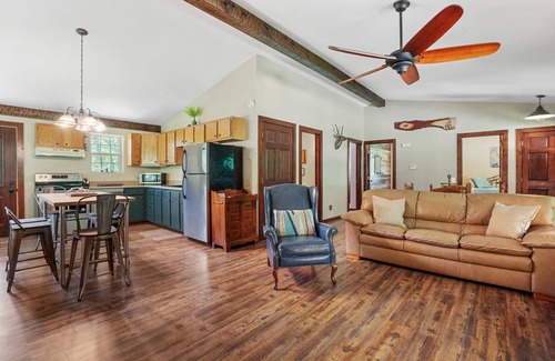 New Plymouth Cottage | Boondocks Bungalow | Hocking Hills