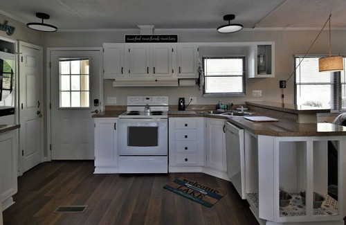 Piney Flats House | Boone Dockers-3 bed/2 bath lake front house with amazing views/lake access.