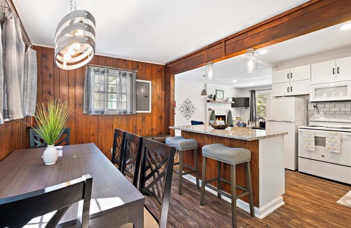 Boone Cottage | Boone Vacation Rental w/Private Hot Tub & Deck