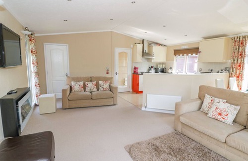 Tiddington Cottage | BOOSTER'S LODGE, pet friendly, with a garden in Stratford-Upon-Avon
