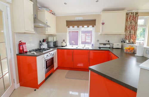 Tiddington Cottage | BOOSTER'S LODGE, pet friendly, with a garden in Stratford-Upon-Avon