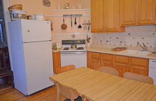 Manchester-by-the-Sea House | Booth Cottage: Walk down a private path to fabled Singing Beach.