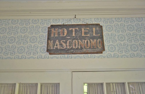 Manchester-by-the-Sea House | Booth Cottage: Walk down a private path to fabled Singing Beach.