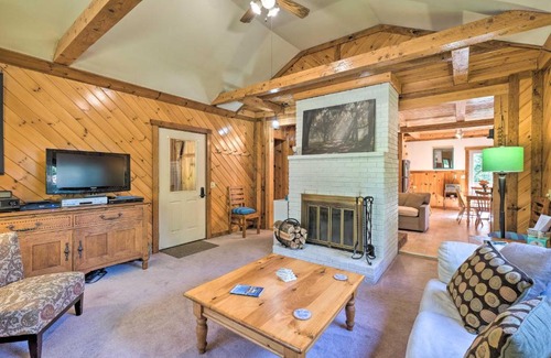 Boothbay Harbor House | Boothbay Harbor Cabin with Spacious Deck and Yard!
