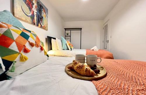 Crawley Apartment | Borage House- Spacious & Stylish 3BR 18 min from Gatwick Airport, CRAWLEY