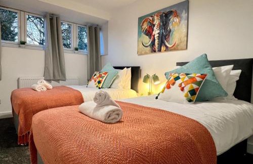 Crawley Apartment | Borage House- Spacious & Stylish 3BR 18 min from Gatwick Airport, CRAWLEY
